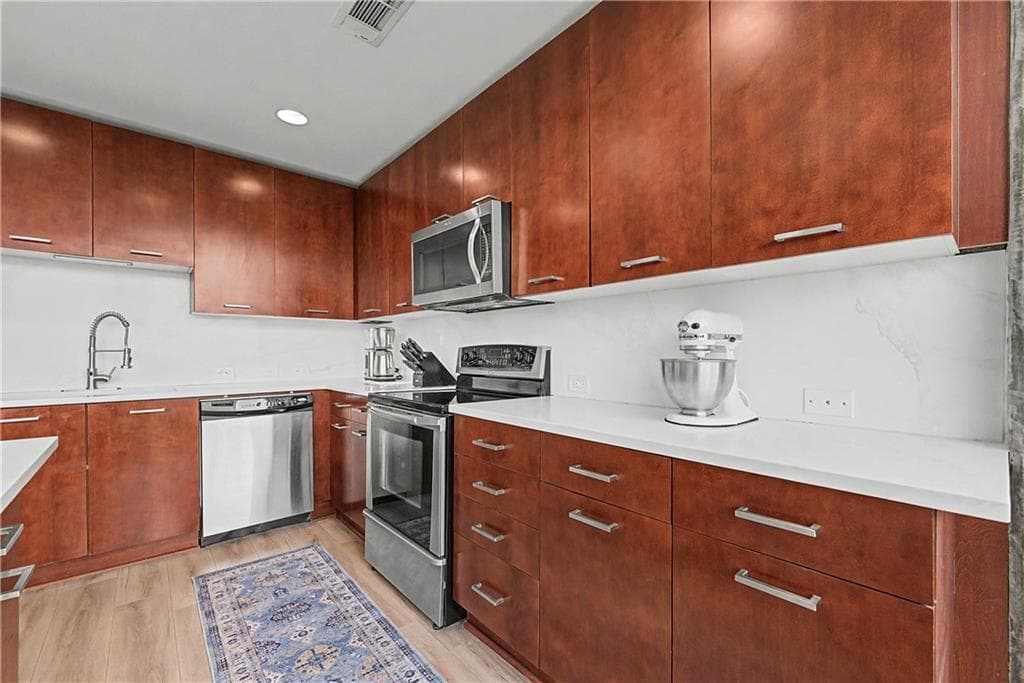 1 bedroom, 1 bathroom, 824 sq ft condominium under contract at 3300 Windy Ridge Parkway 1007, Atlanta, GA 30339 — photo 8