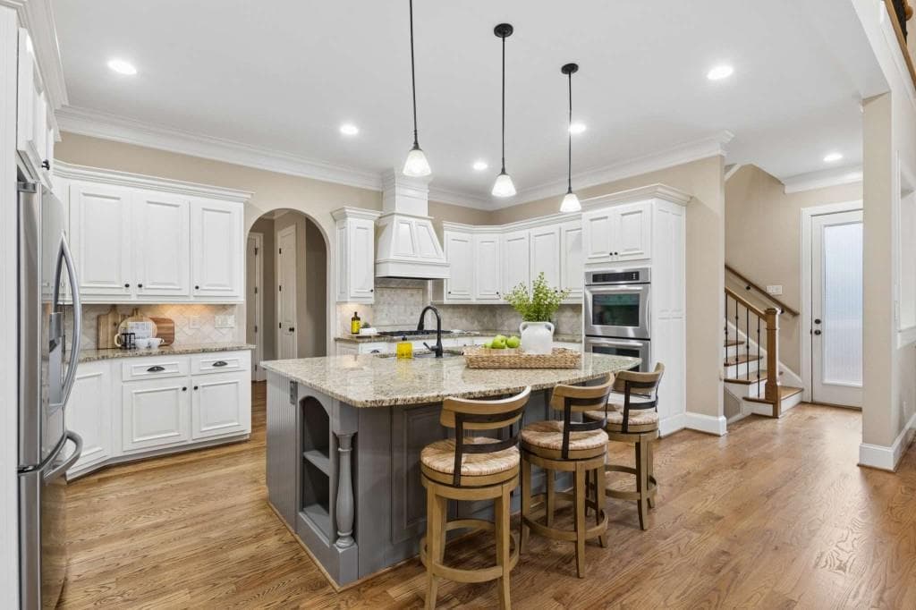 4 bedroom, 4 bathroom, 6,102 sq ft single family residence for sale at 3330 Chimney Point Drive, Cumming, GA 30041 — photo 4