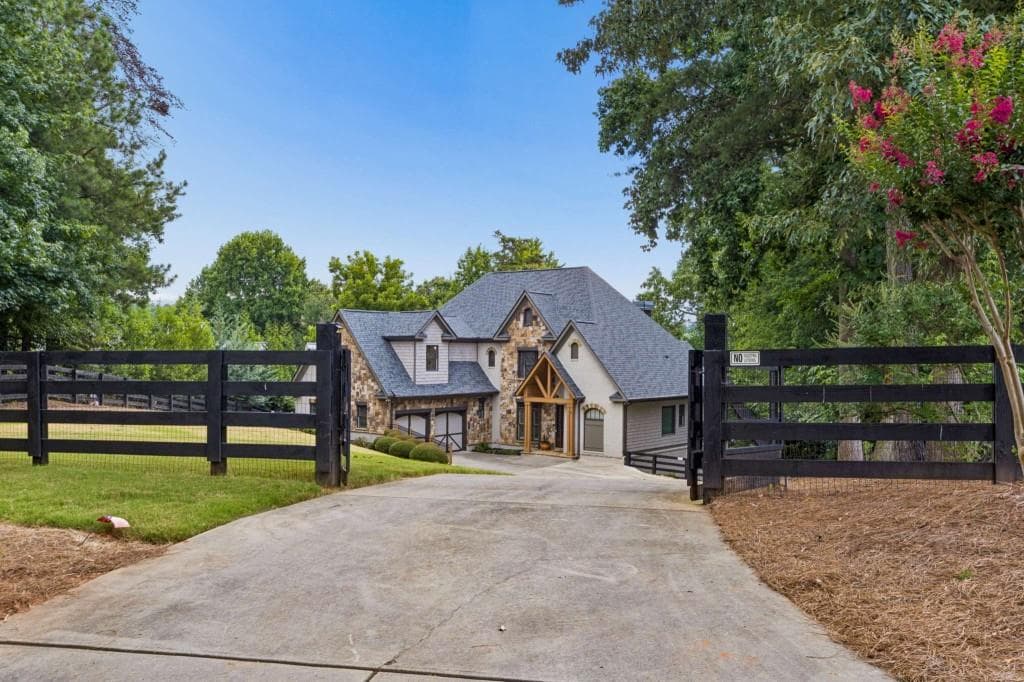 4 bedroom, 4 bathroom, 6,102 sq ft single family residence for sale at 3330 Chimney Point Drive, Cumming, GA 30041 — photo 5