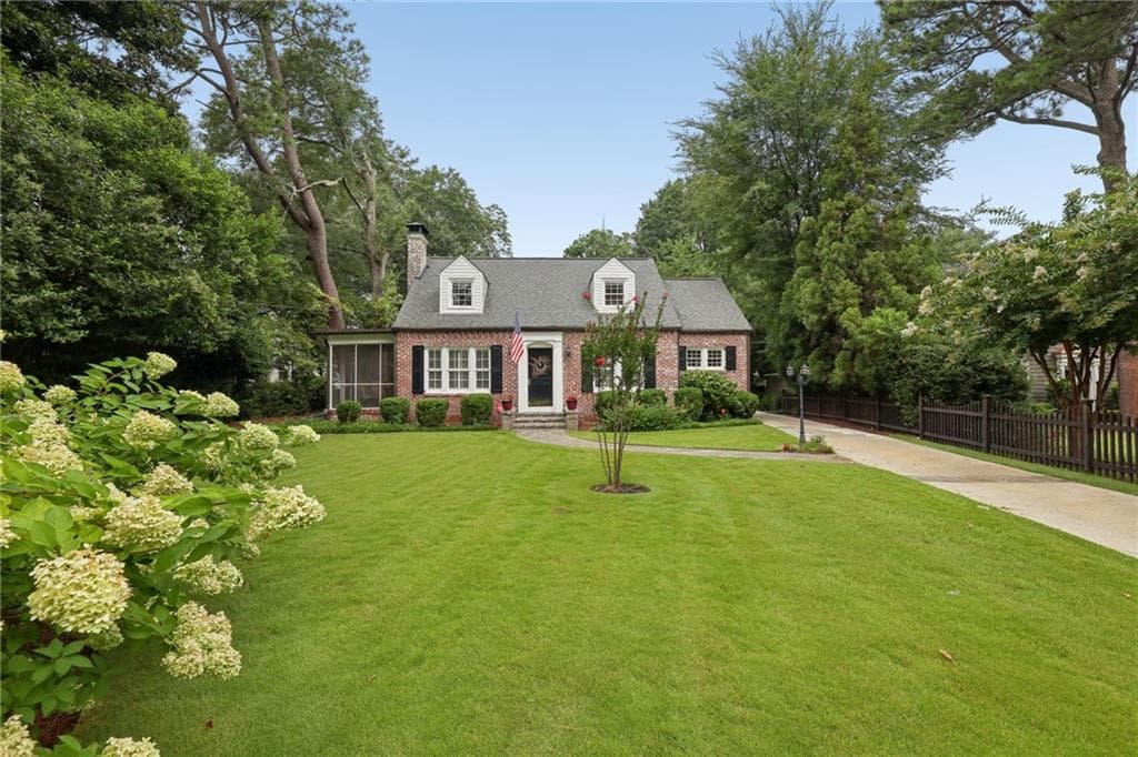 3 bedroom, 2 bathroom, 1,755 sq ft single family residence under contract at 3054 Peachtree Drive, Atlanta, GA 30305 — photo 2