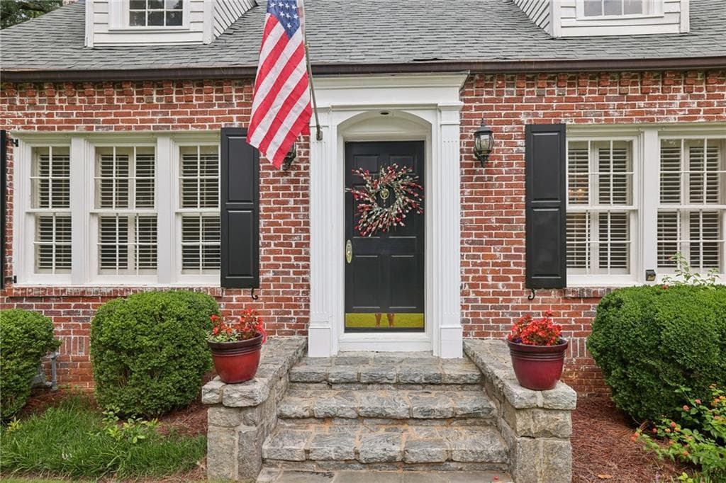3 bedroom, 2 bathroom, 1,755 sq ft single family residence under contract at 3054 Peachtree Drive, Atlanta, GA 30305 — photo 3