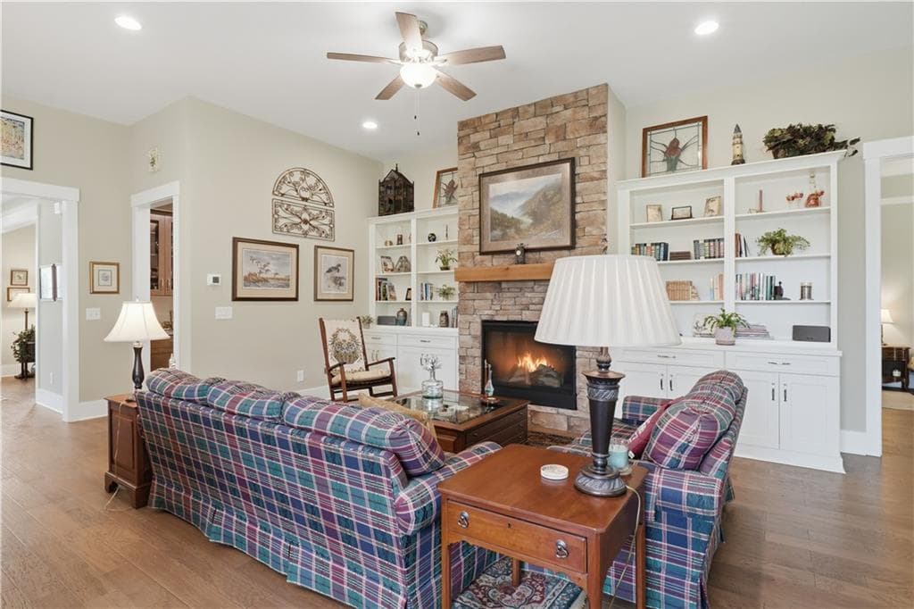 2 bedroom, 2 bathroom, 2,114 sq ft single family residence for sale at 404 Northside Drive, Canton, GA 30115 — photo 7