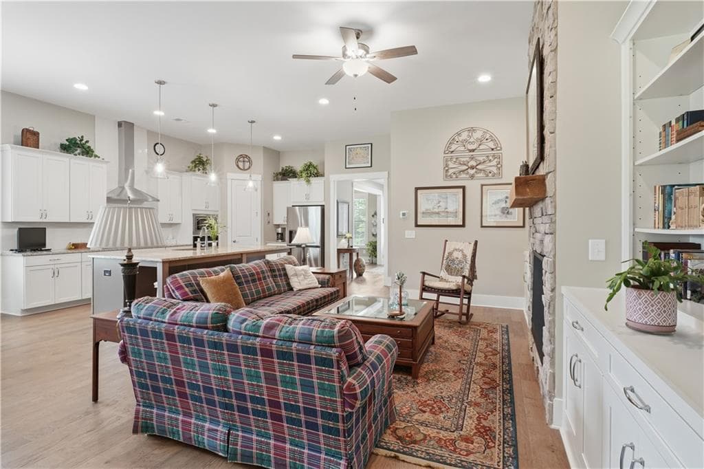 2 bedroom, 2 bathroom, 2,114 sq ft single family residence for sale at 404 Northside Drive, Canton, GA 30115 — photo 8