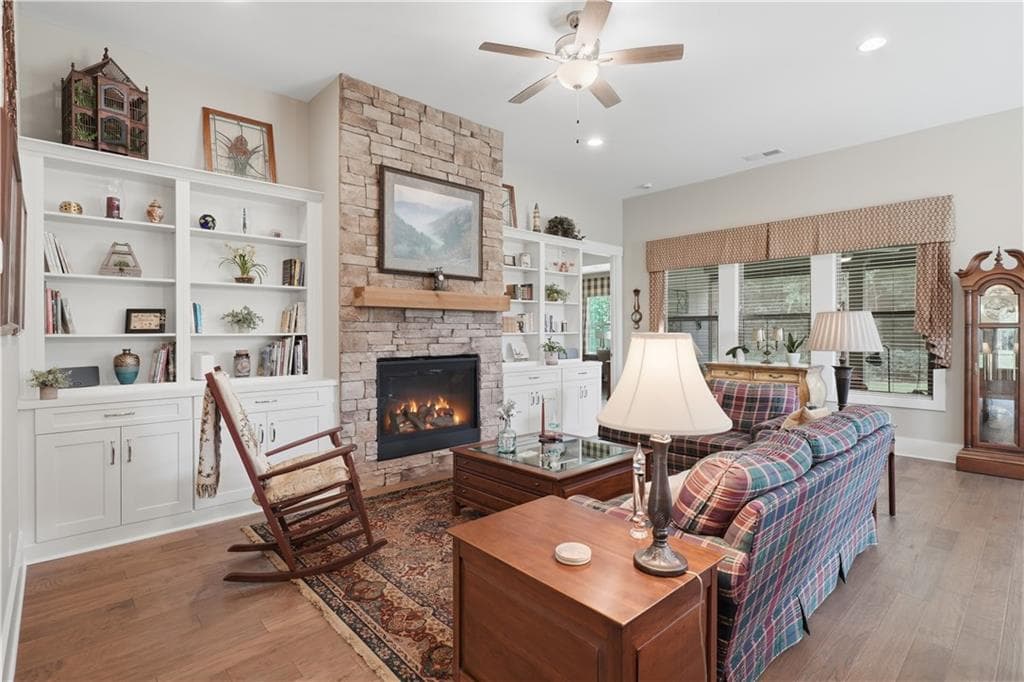 2 bedroom, 2 bathroom, 2,114 sq ft single family residence for sale at 404 Northside Drive, Canton, GA 30115 — photo 9