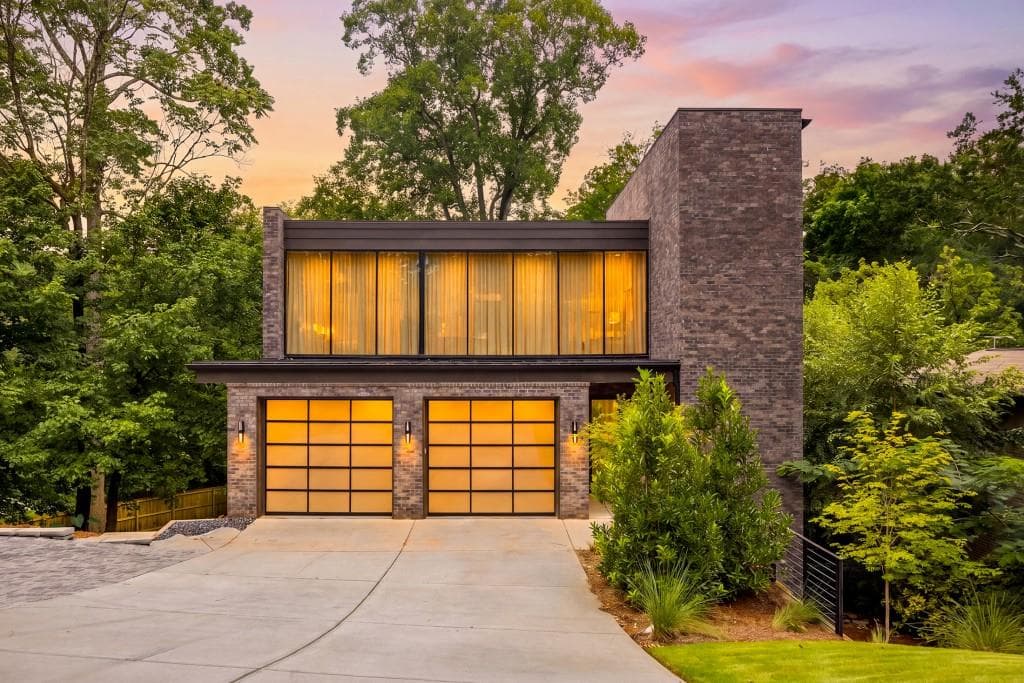 6 bedroom, 6 bathroom, 4,133 sq ft single family residence for sale at 2460 Howell Mill Road, Atlanta, GA 30318 — photo 2