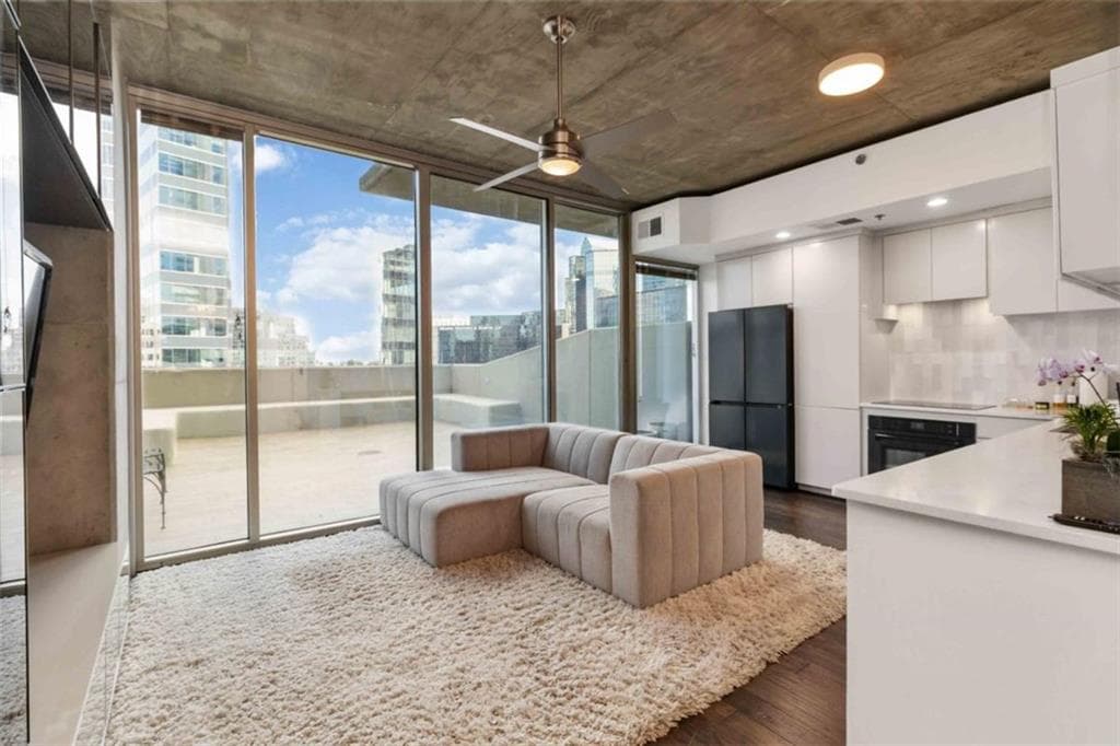 1 bedroom, 1 bathroom, 698 sq ft condominium for sale at 3324 Peachtree Road 815, Atlanta, GA 30326