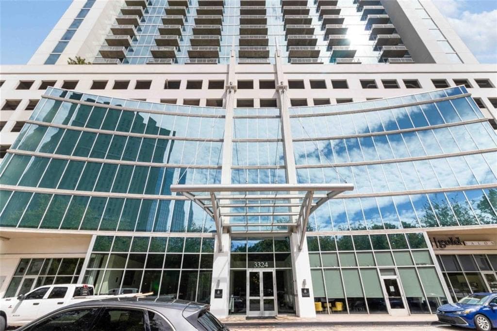 1 bedroom, 1 bathroom, 698 sq ft condominium for sale at 3324 Peachtree Road 815, Atlanta, GA 30326 — photo 2