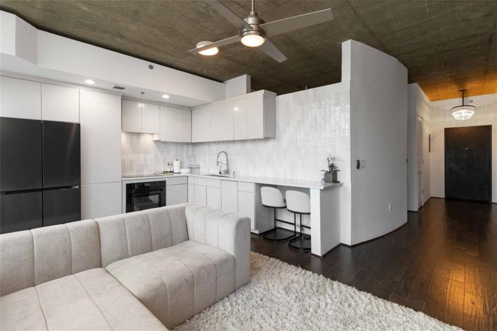 1 bedroom, 1 bathroom, 698 sq ft condominium for sale at 3324 Peachtree Road 815, Atlanta, GA 30326 — photo 6