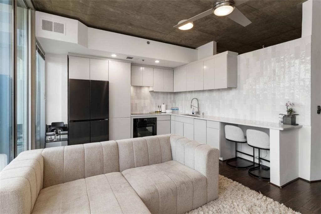 1 bedroom, 1 bathroom, 698 sq ft condominium for sale at 3324 Peachtree Road 815, Atlanta, GA 30326 — photo 7