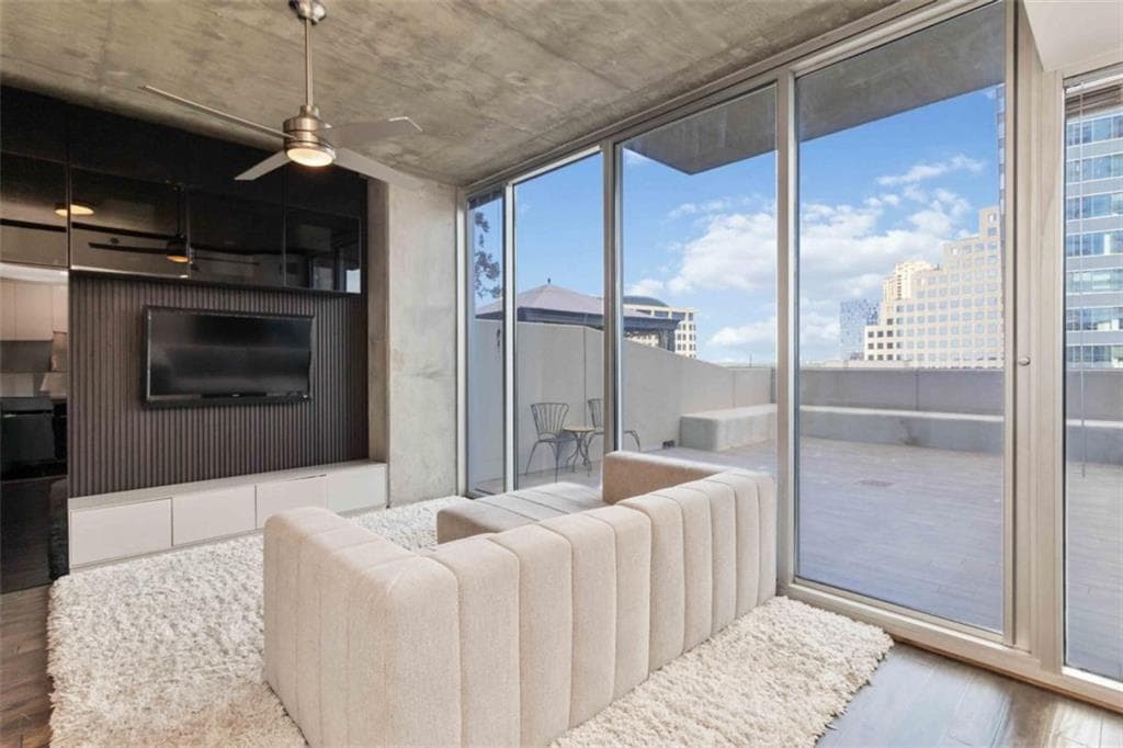 1 bedroom, 1 bathroom, 698 sq ft condominium for sale at 3324 Peachtree Road 815, Atlanta, GA 30326 — photo 8