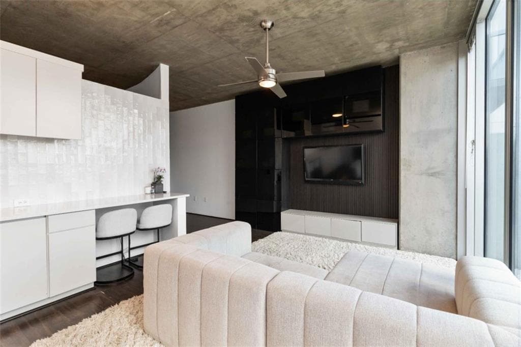 1 bedroom, 1 bathroom, 698 sq ft condominium for sale at 3324 Peachtree Road 815, Atlanta, GA 30326 — photo 10
