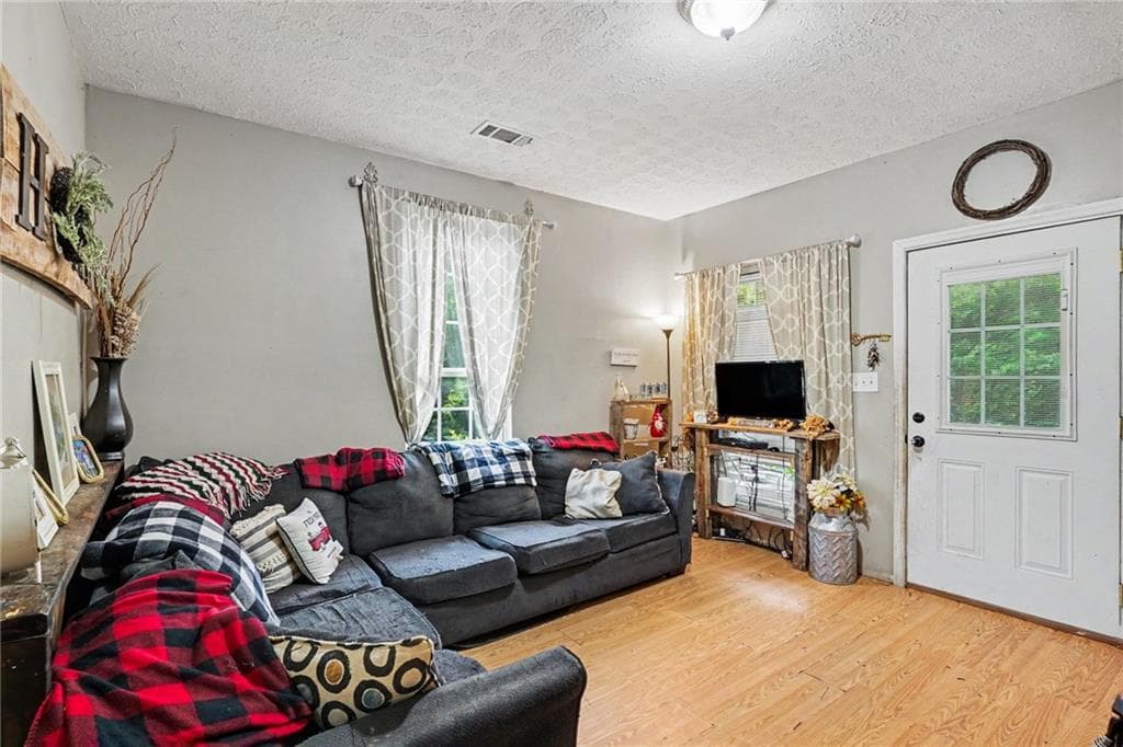 3 bedroom, 2 bathroom, 1,122 sq ft single family residence for sale at 319 W Broadway Street, Griffin, GA 30223 — photo 2