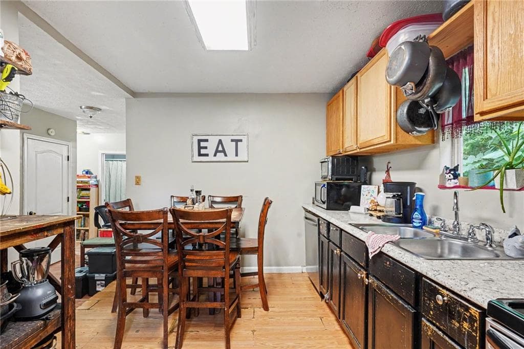 3 bedroom, 2 bathroom, 1,122 sq ft single family residence for sale at 319 W Broadway Street, Griffin, GA 30223 — photo 3