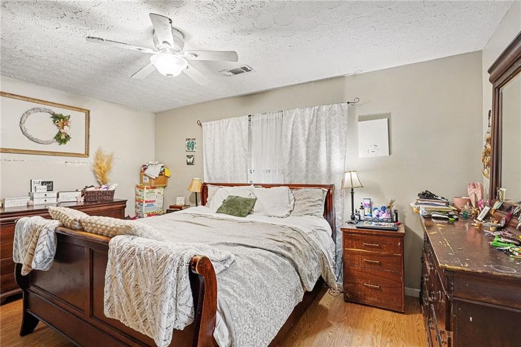 3 bedroom, 2 bathroom, 1,122 sq ft single family residence for sale at 319 W Broadway Street, Griffin, GA 30223 — photo 5