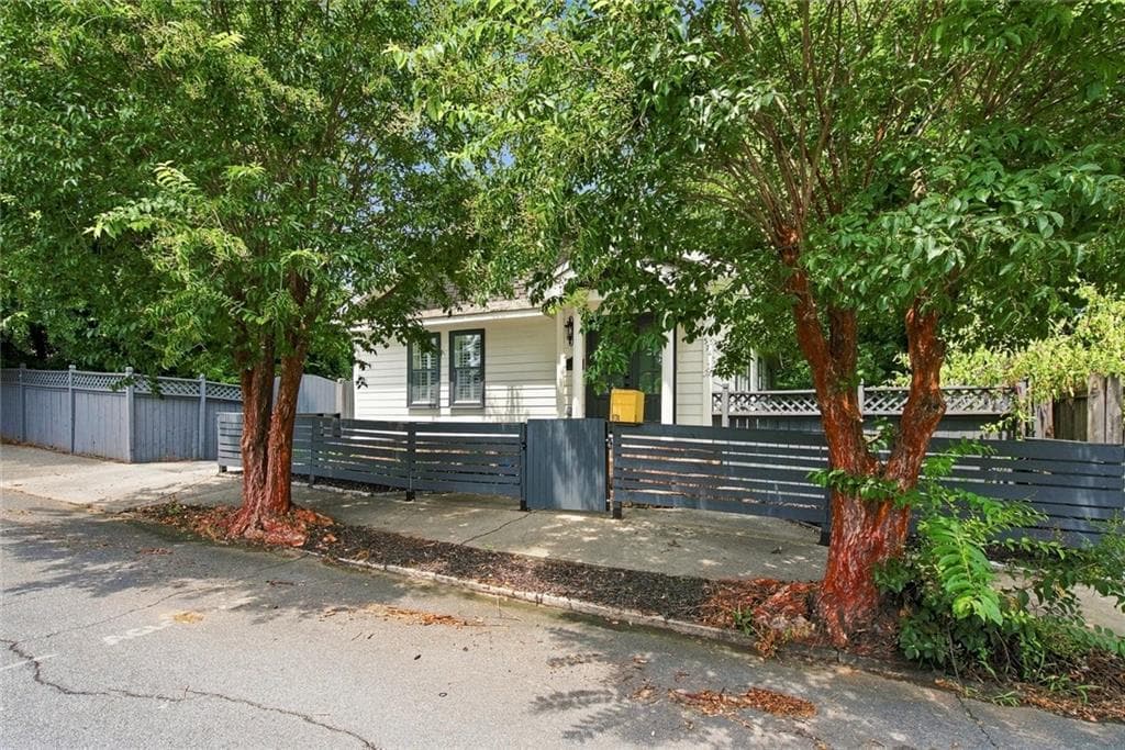 3 bedroom, 2 bathroom, 1,476 sq ft single family residence for sale at 574 Wabash Avenue, Atlanta, GA 30312 — photo 2