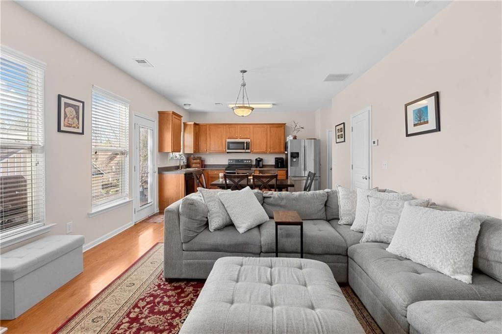 3 bedroom, 3 bathroom, 1,528 sq ft townhouse for sale at 124 Wiley Parc Circle, Woodstock, GA 30188 — photo 4