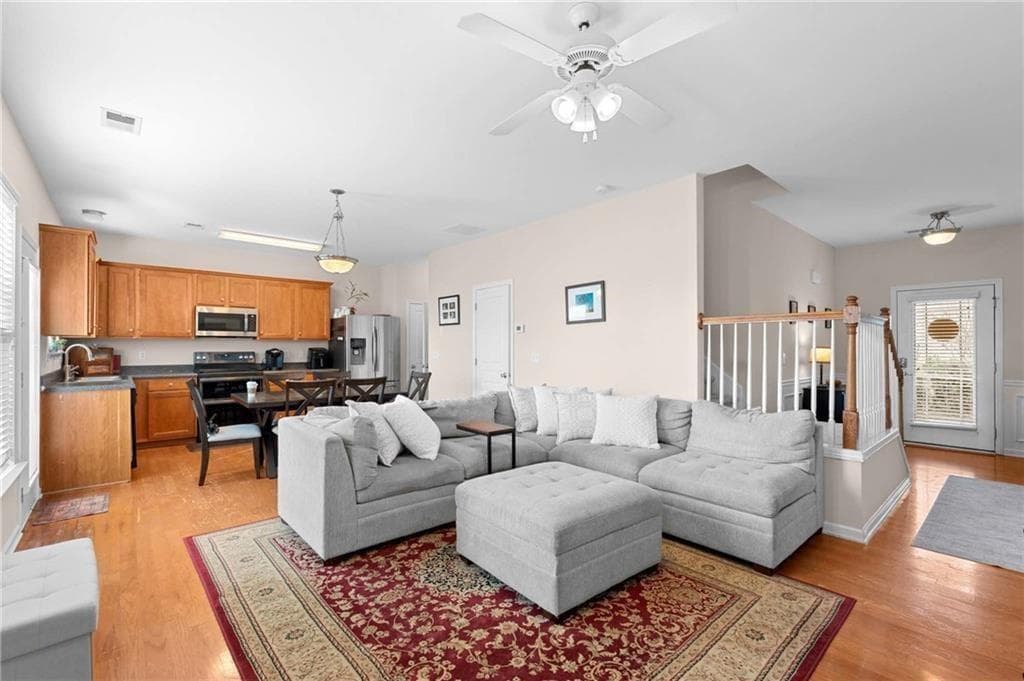 3 bedroom, 3 bathroom, 1,528 sq ft townhouse for sale at 124 Wiley Parc Circle, Woodstock, GA 30188 — photo 5