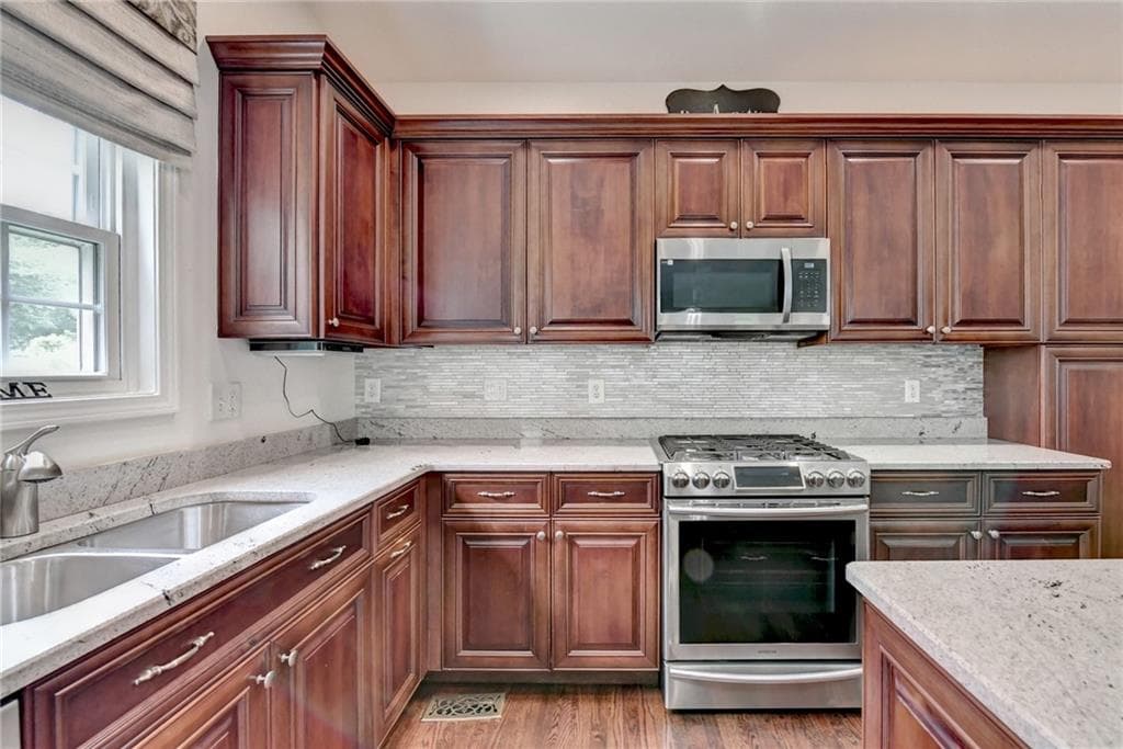 4 bedroom, 3 bathroom, 3,751 sq ft single family residence under contract at 3781 Devenwood Way, Buford, GA 30519 — photo 10