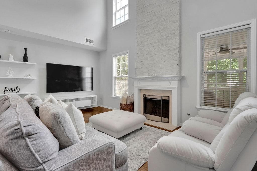4 bedroom, 5 bathroom, 4,706 sq ft single family residence for sale at 923 Van Briggle Path, Sugar Hill, GA 30518 — photo 2