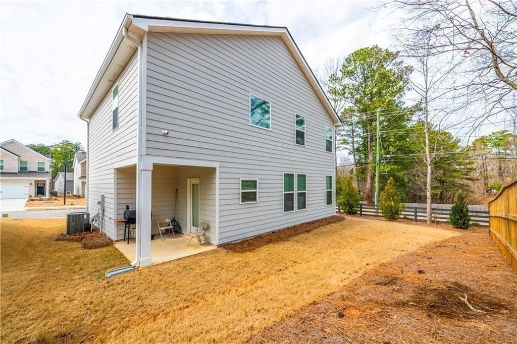 3 bedroom, 3 bathroom, 1,467 sq ft single family residence for sale at 4700 Blake Loop, Atlanta, GA 30349 — photo 9