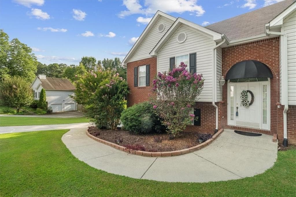 3 bedroom, 2 bathroom, 1,879 sq ft single family residence for sale at 130 Orchard Way, Calhoun, GA 30701 — photo 2