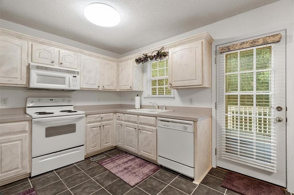 3 bedroom, 2 bathroom, 1,879 sq ft single family residence for sale at 130 Orchard Way, Calhoun, GA 30701 — photo 9