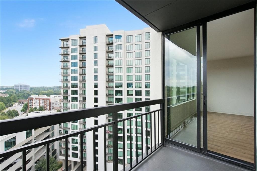 2 bedroom, 2 bathroom, 1,230 sq ft condominium for sale at 3481 Lakeside Drive 1702, Atlanta, GA 30326 — photo 2