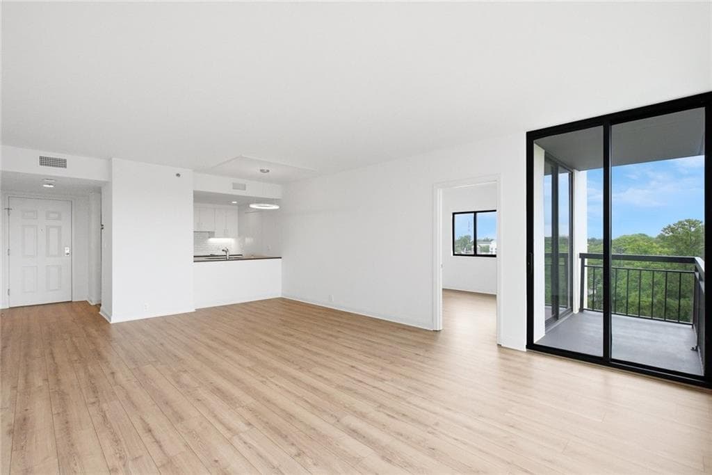 2 bedroom, 2 bathroom, 1,230 sq ft condominium for sale at 3481 Lakeside Drive 1702, Atlanta, GA 30326 — photo 5