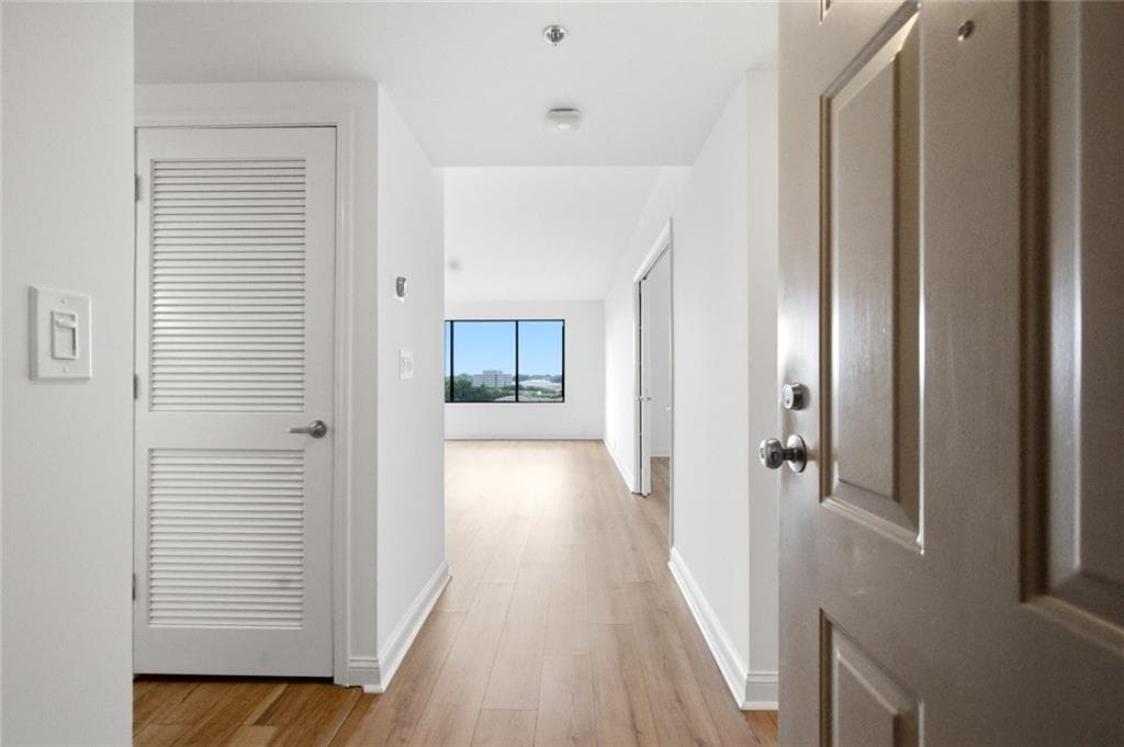2 bedroom, 2 bathroom, 1,230 sq ft condominium for sale at 3481 Lakeside Drive 1702, Atlanta, GA 30326 — photo 8