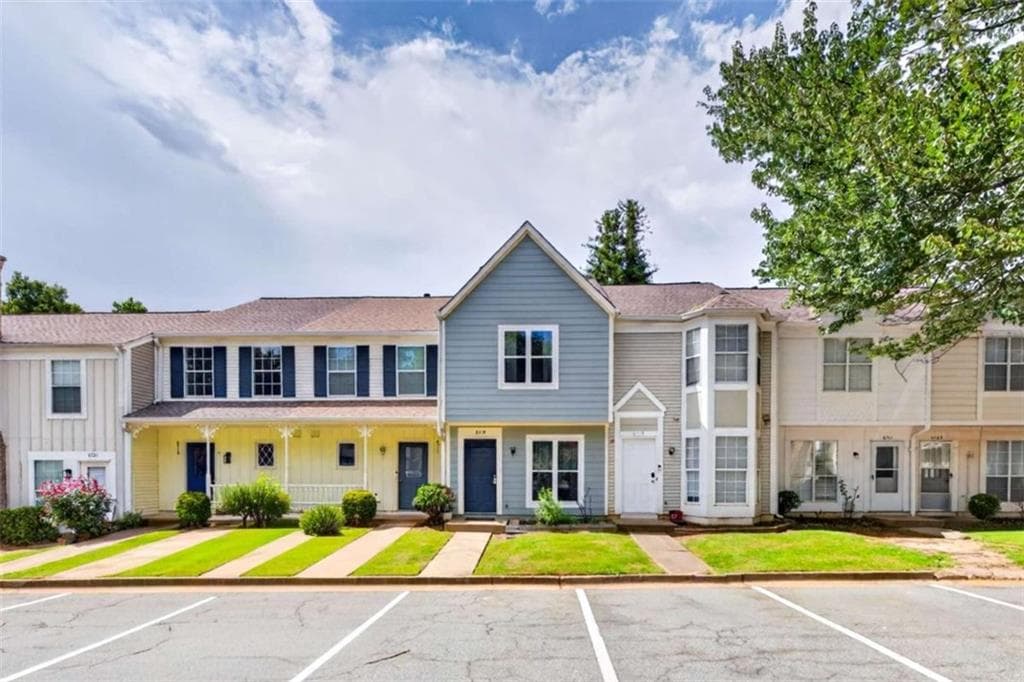 2 bedroom, 3 bathroom, 1,036 sq ft townhouse for sale at 6715 Colchester Place, Norcross, GA 30093 — photo 2