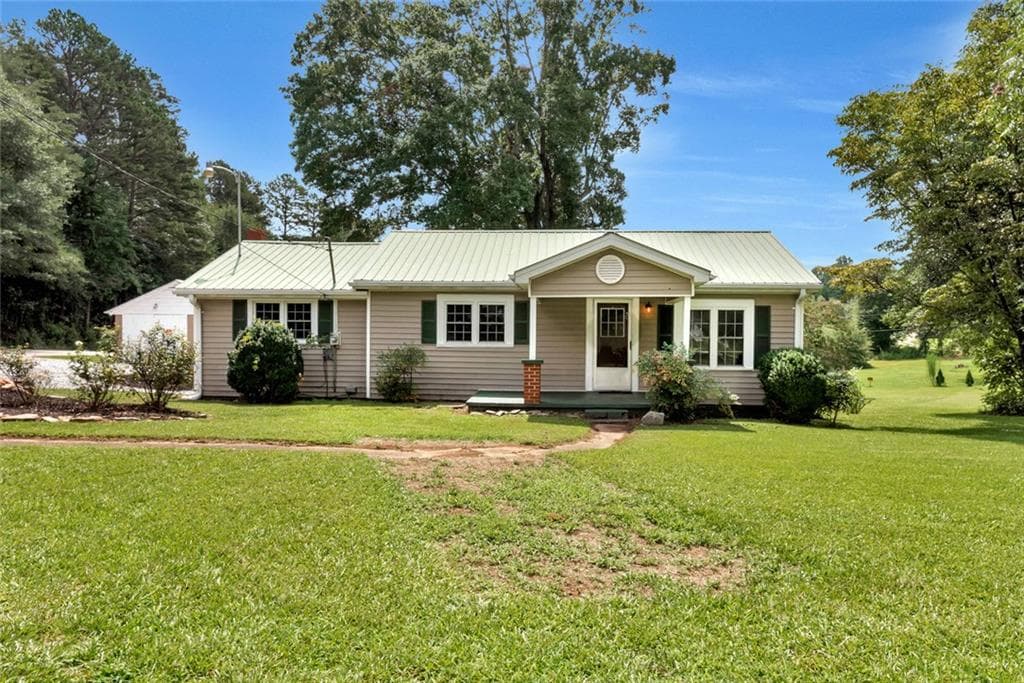 3 bedroom, 2 bathroom, 1,616 sq ft single family residence for sale at 1707 Buena Vista Drive, Toccoa, GA 30577