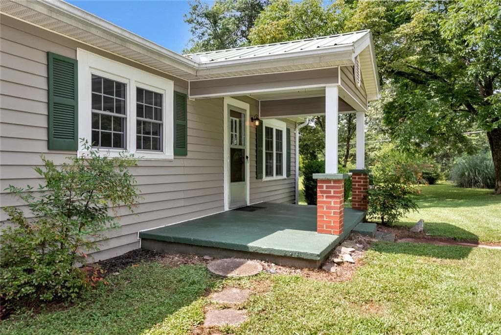 3 bedroom, 2 bathroom, 1,616 sq ft single family residence for sale at 1707 Buena Vista Drive, Toccoa, GA 30577 — photo 2