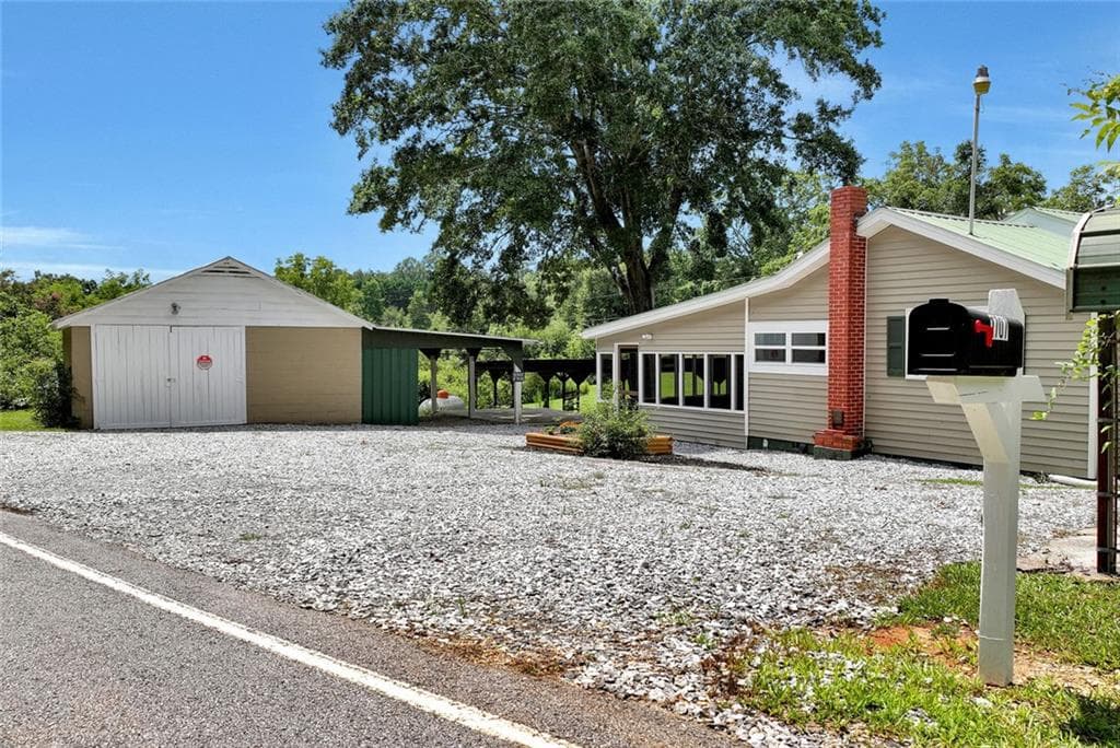 3 bedroom, 2 bathroom, 1,616 sq ft single family residence for sale at 1707 Buena Vista Drive, Toccoa, GA 30577 — photo 3