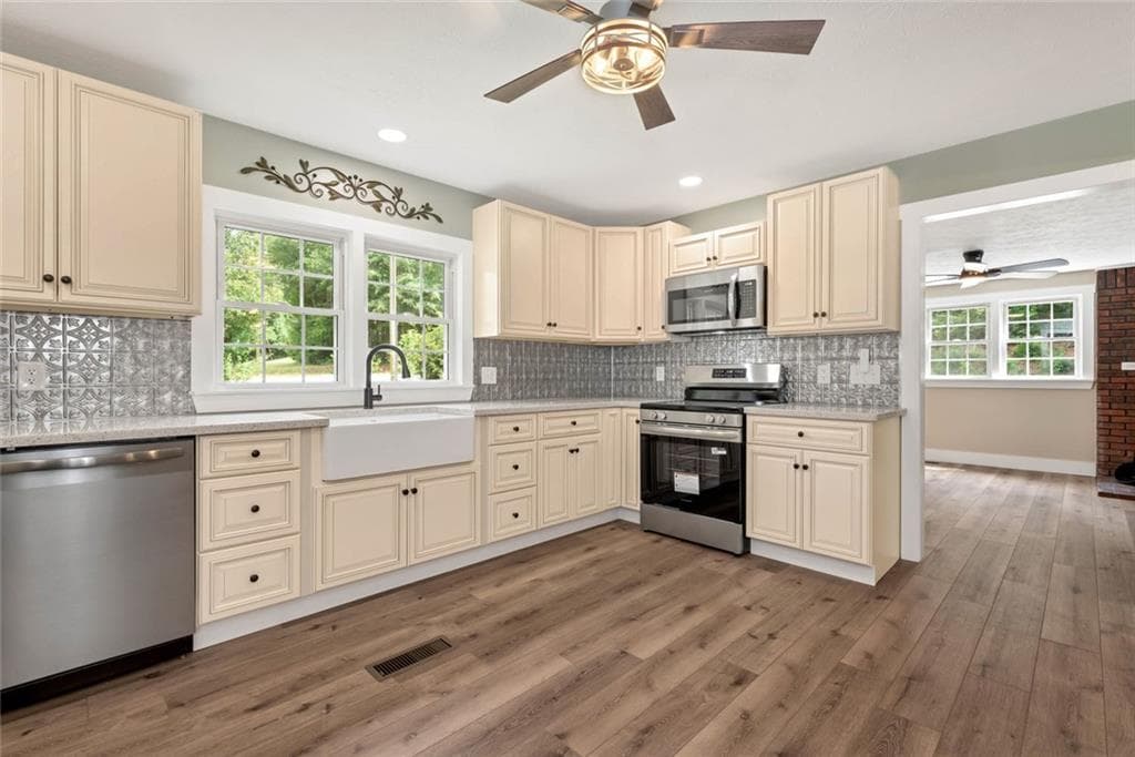 3 bedroom, 2 bathroom, 1,616 sq ft single family residence for sale at 1707 Buena Vista Drive, Toccoa, GA 30577 — photo 7