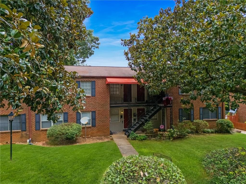 2 bedroom, 1 bathroom, 832 sq ft condominium sold at 2427 Lawrenceville Highway 3, Decatur, GA 30033