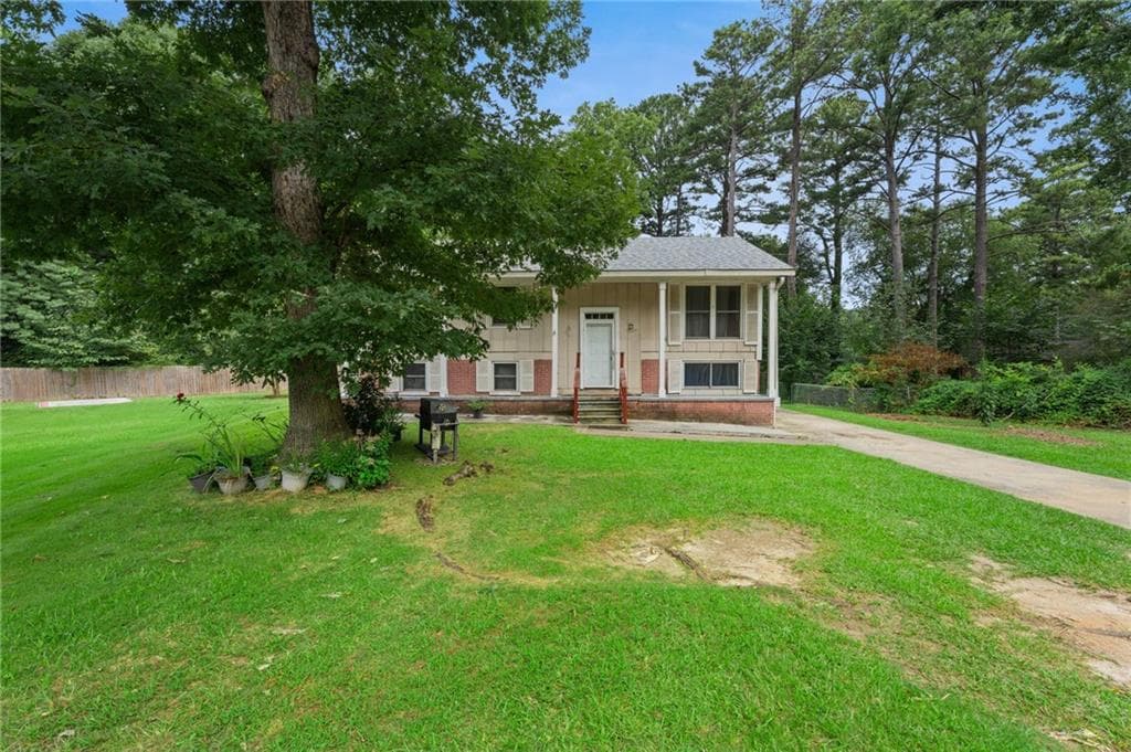 4 bedroom, 3 bathroom, 2,214 sq ft single family residence for sale at 1140 Pineglen Drive, Riverdale, GA 30296