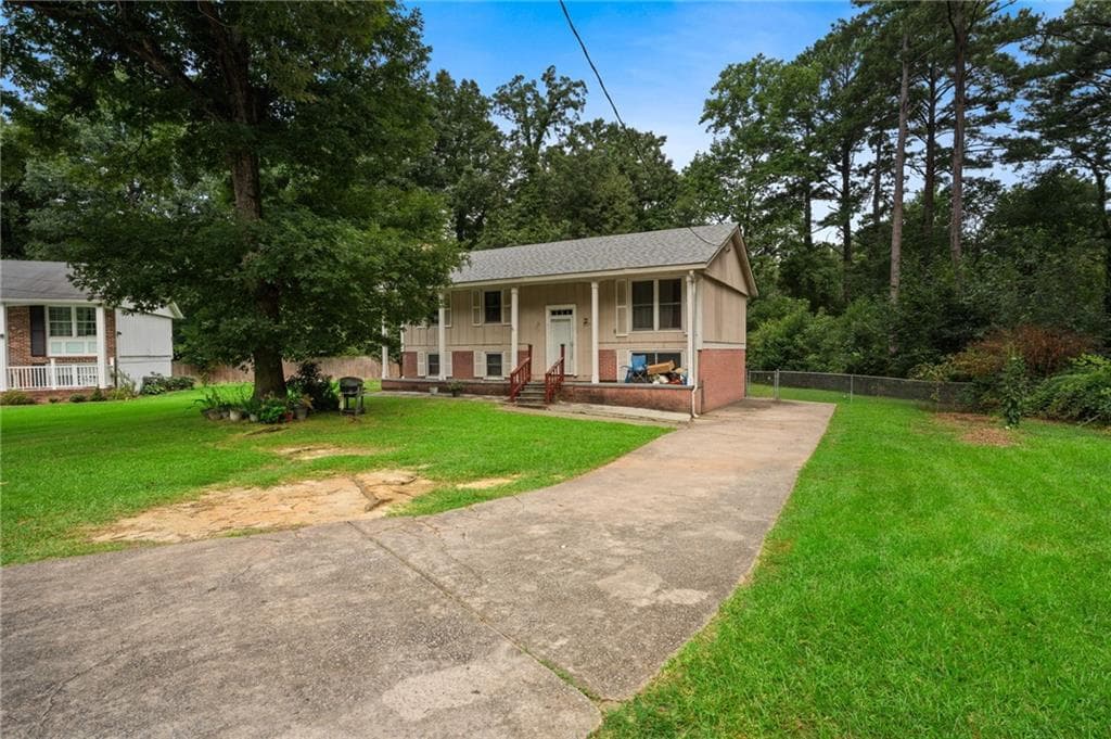 4 bedroom, 3 bathroom, 2,214 sq ft single family residence for sale at 1140 Pineglen Drive, Riverdale, GA 30296 — photo 2
