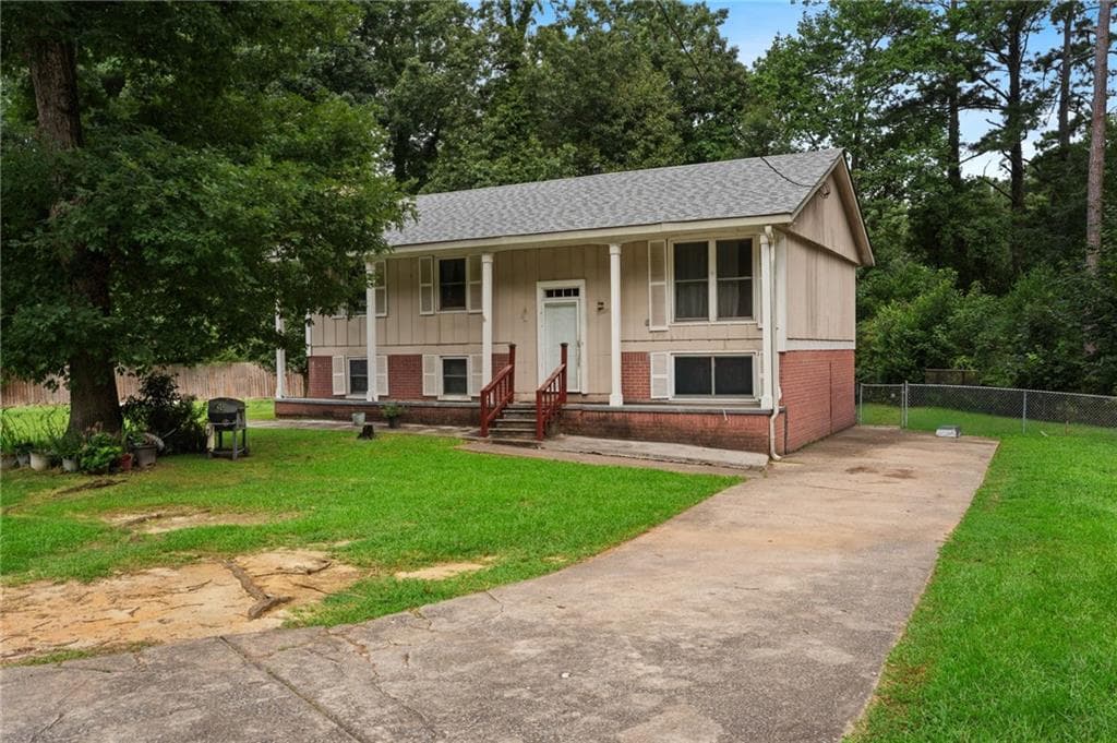 4 bedroom, 3 bathroom, 2,214 sq ft single family residence for sale at 1140 Pineglen Drive, Riverdale, GA 30296 — photo 3