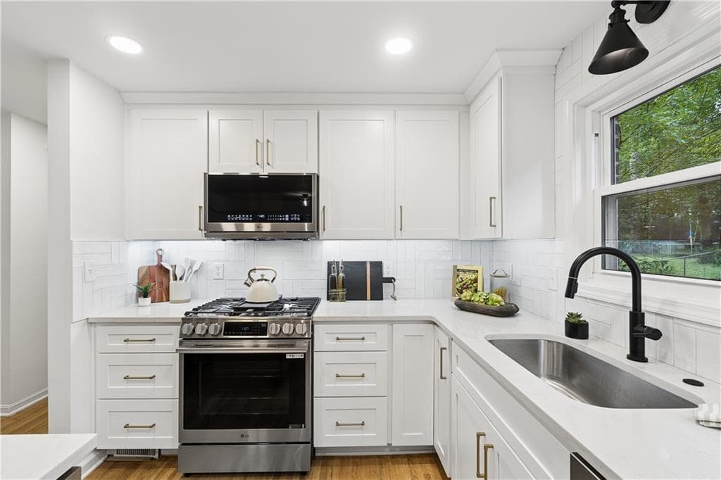 4 bedroom, 3 bathroom, 1,900 sq ft single family residence for sale at 1303 Faraday Place, Decatur, GA 30033 — photo 7