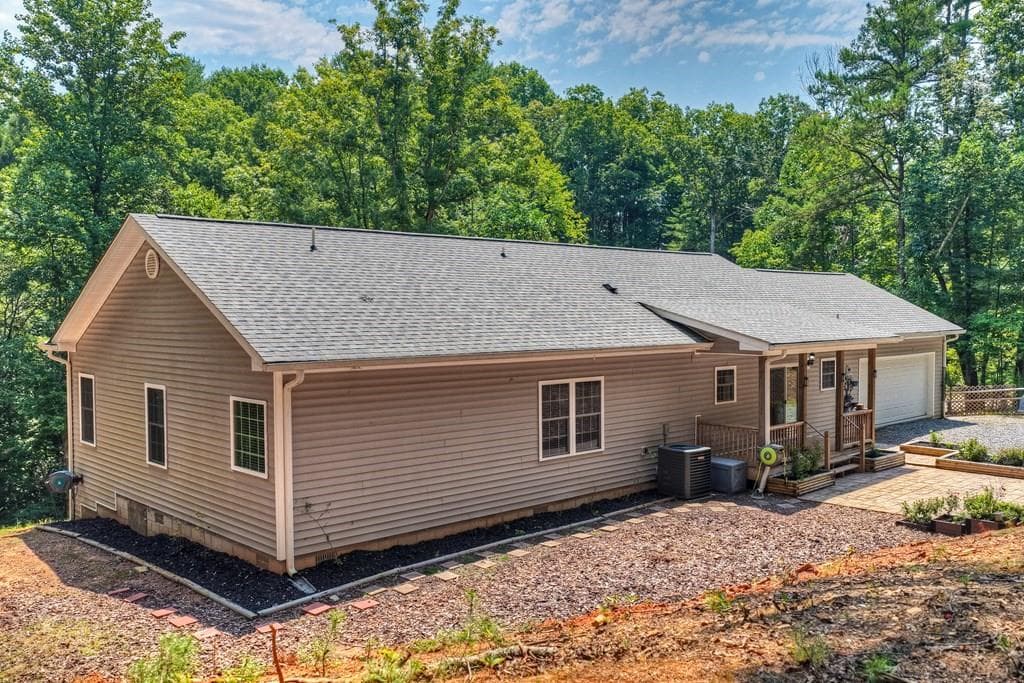 3 bedroom, 2 bathroom, 1,904 sq ft single family residence under contract at 607 Satsuma Court, Ellijay, GA 30540 — photo 2