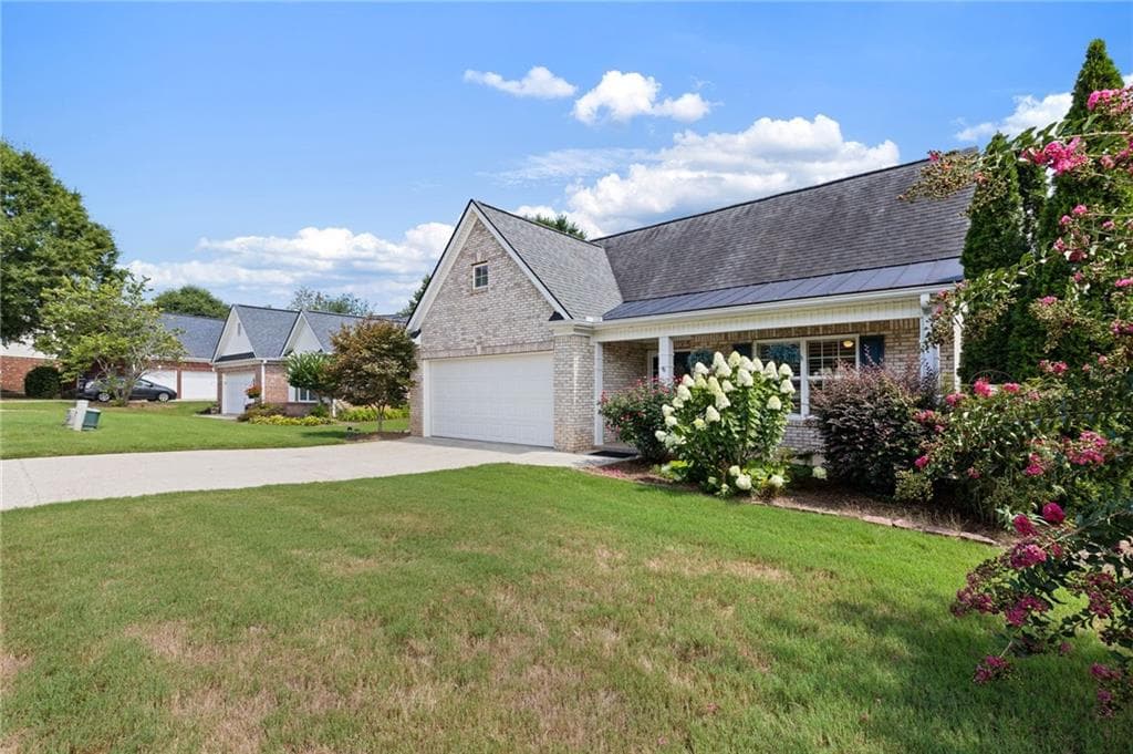 3 bedroom, 2 bathroom, 2,112 sq ft single family residence for sale at 112 Clubhouse Drive, Jefferson, GA 30549 — photo 2