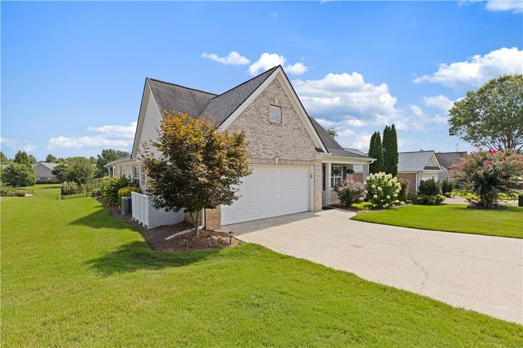 3 bedroom, 2 bathroom, 2,112 sq ft single family residence for sale at 112 Clubhouse Drive, Jefferson, GA 30549 — photo 3