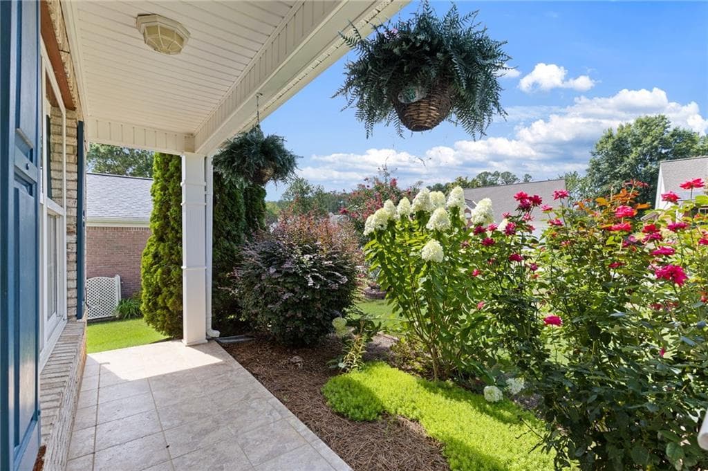3 bedroom, 2 bathroom, 2,112 sq ft single family residence for sale at 112 Clubhouse Drive, Jefferson, GA 30549 — photo 5