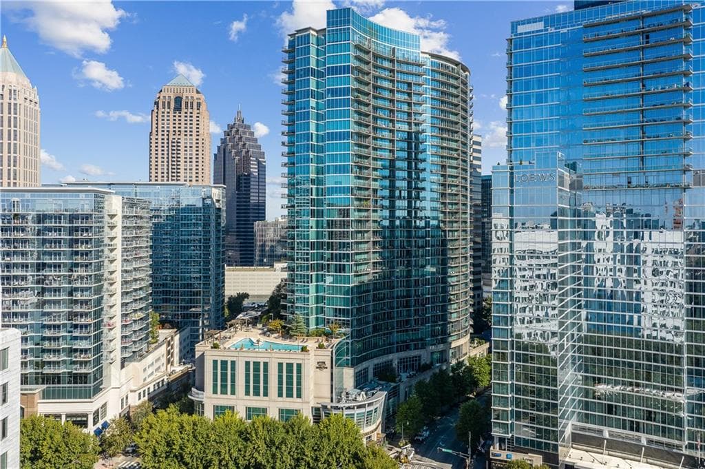 2 bedroom, 2 bathroom, 1,271 sq ft condominium under contract at 1080 Peachtree Street 3215, Atlanta, GA 30309 — photo 2