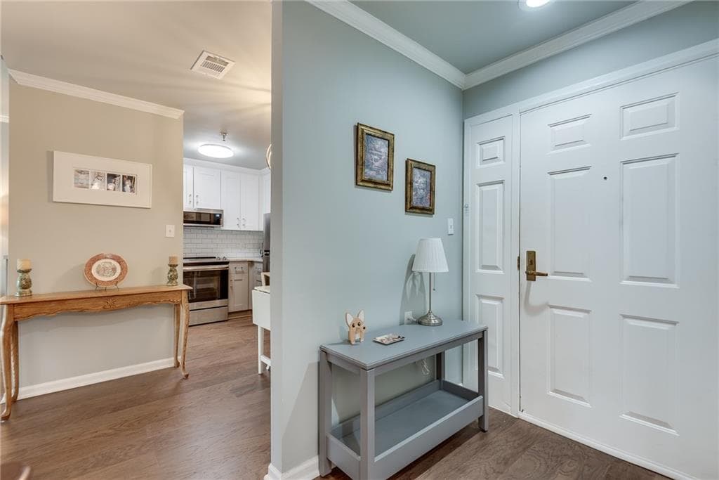 1 bedroom, 1 bathroom, 800 sq ft condominium for sale at 1800 Clairmont Lake A625, Decatur, GA 30033 — photo 2