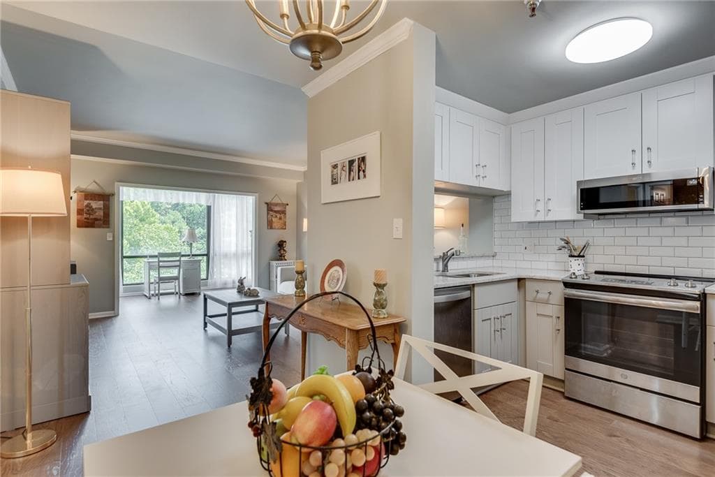 1 bedroom, 1 bathroom, 800 sq ft condominium for sale at 1800 Clairmont Lake A625, Decatur, GA 30033 — photo 6