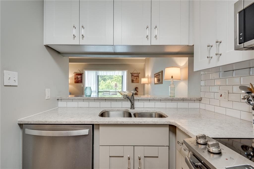 1 bedroom, 1 bathroom, 800 sq ft condominium for sale at 1800 Clairmont Lake A625, Decatur, GA 30033 — photo 8