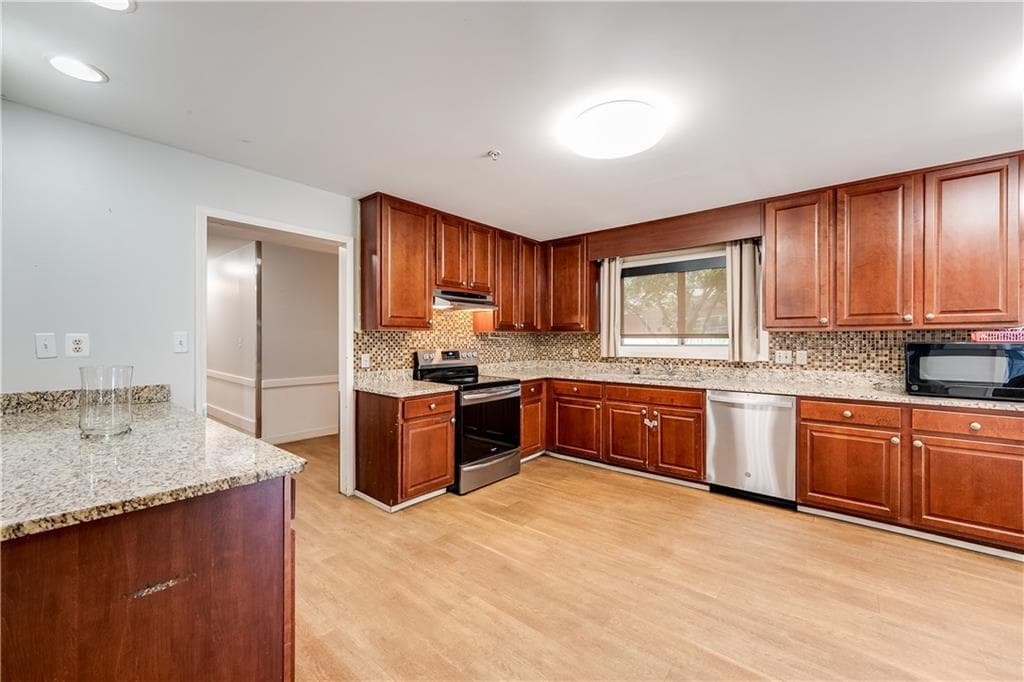 3 bedroom, 3 bathroom, 4,182 sq ft single family residence under contract at 3914 Sable Drive, Stone Mountain, GA 30083 — photo 6