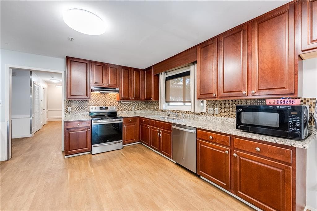 3 bedroom, 3 bathroom, 4,182 sq ft single family residence under contract at 3914 Sable Drive, Stone Mountain, GA 30083 — photo 8