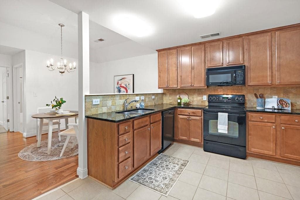 2 bedroom, 2 bathroom, 1,736 sq ft condominium for sale at 2365 Chimney Cottage Circle 14, Marietta, GA 30066 — photo 2